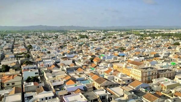 Madhapar: ప్రపంచంలోనే రిచెస్ట్ విలేజ్.. మన దేశంలోనే!