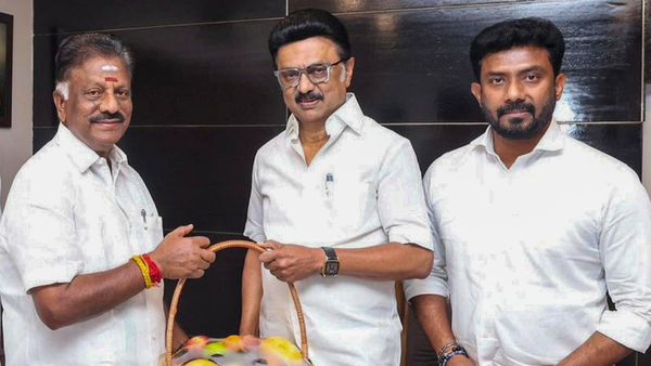 ఎన్నికల వేళ తమిళ రాజకీయాల్లో సంచలనం, మారుతున్న లెక్కలు...!!