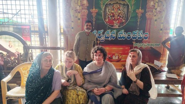 వరంగల్ భద్రకాళీ ఆలయంలో పవన్ కళ్యాణ్ సతీమణి పూజలు