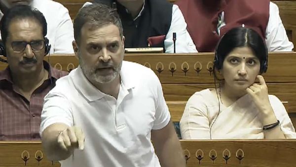 దద్దరిల్లిన లోక్ సభ- సమాధానం ఇవ్వలేక నీళ్లు నమిలిన నేతలు