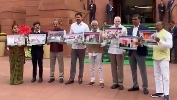 పార్లమెంట్ వద్ద వైసీపీ ఎంపీల నిరసన, మద్దతుగా..!!