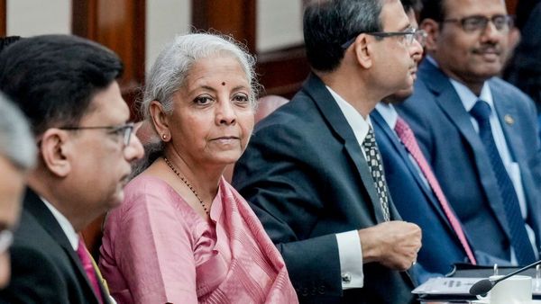 నిర్మలమ్మ వరాలు: మినిమం బ్యాంక్ బ్యాలెన్స్ పై సంచలన నిర్ణయం