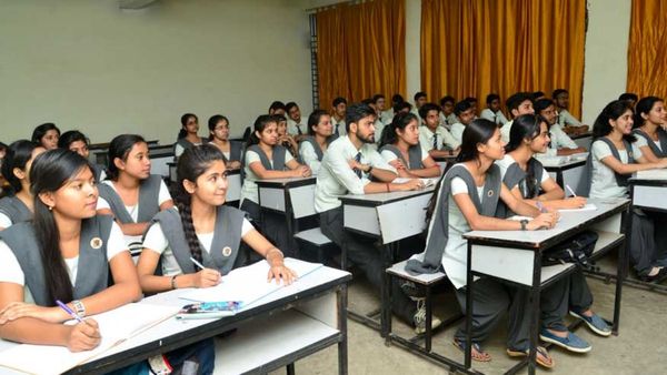 విద్యార్థులకు షాక్: భారీగా పెరిగిన ఫీజులు