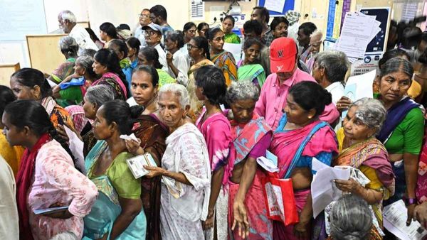 సడన్ గా లబ్దిదారుల అకౌంట్ లో రూ.2,000 జమ: పింఛన్ + బోనస్