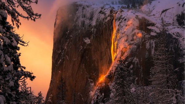 నిప్పులు కురిసే జలపాతం.. ప్రకృతి సృష్టించిన మాయాజాలం!