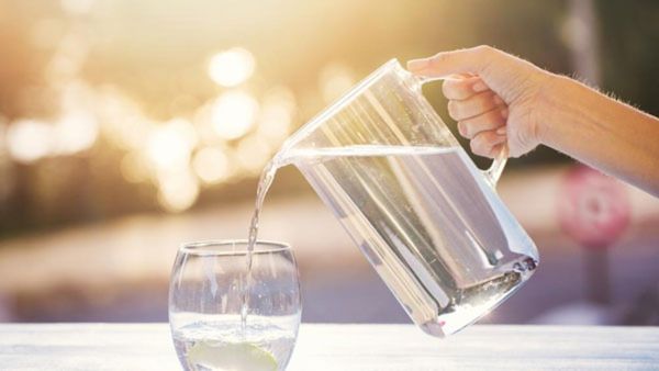 వేసవిలోనూ ఉద‌యాన్నే గోరు వెచ్చ‌ని నీటిని తాగుతున్నారా- ఇది తెలుసుకోవాల్సిందే..!!