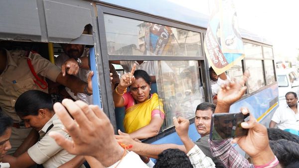 ఖమ్మంలో ఉద్రిక్తత.. కవిత అరెస్ట్..