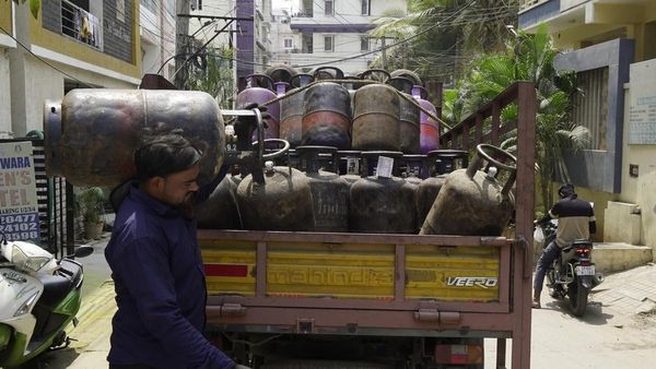 ‘బ్లాక్’ దందా: గ్యాస్ సిలిండర్ కావాలంటే రూ. 3,000 నుంచి రూ. 5,000 ఇవ్వాల్సిందే !