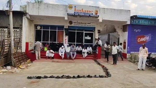 గ్యాస్ ఏజెన్సీల వద్ద చెప్పుల క్యూ.. అర్దరాత్రి నుండి పడిగాపులు.. ఇదేం కష్టం నాయనా!