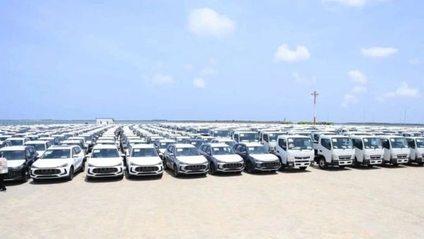 కెన్యా తీరంలో చిక్కుకుపోయిన వేలాది లగ్జరీ కార్లు..!