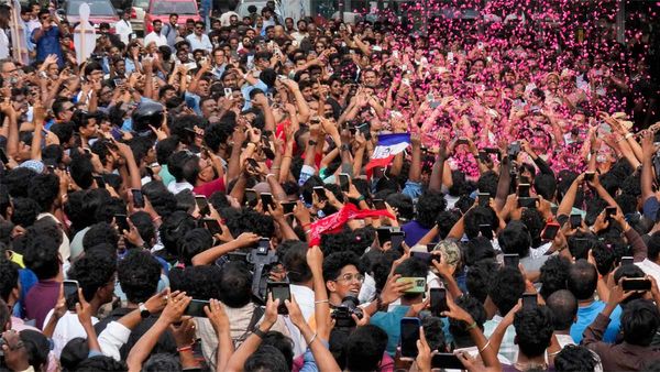 తెలుగు ప్రేక్షకులు ఎడ్లబండ్లు కట్టుకొని వెళ్లి మరీ చూసిన సినిమాలు ఇవే