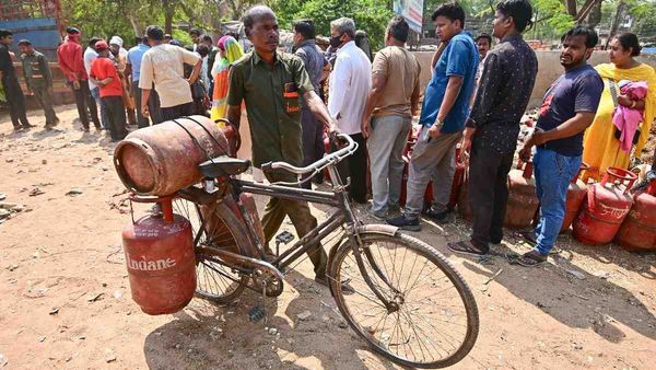 వంటగ్యాస్ సిలిండర్లు ఇక రెండే..కొత్త బుకింగ్ రూల్స్