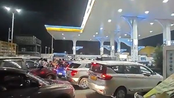 హైదరాబాద్ లో పెట్రోల్ బంకుల వద్ద అదేం రష్ రా అయ్యా- సిటీలో పెట్రోల్ కొరత?