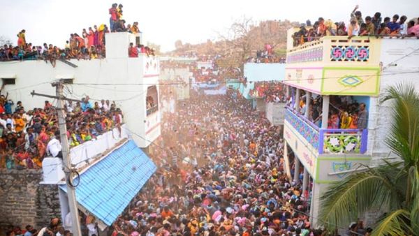 ఏపీలోని ఆ గ్రామంలో పిడకల సమరం.. చూస్తే మీరే షాక్ అవుతారు!