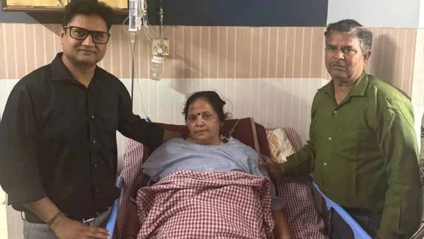 గుంతలో పడ్డ అంబులెన్స్‌.. ప్రాణాలతో లేచి కూర్చొన్న బ్రెయిన్ డెడ్ మహిళ..