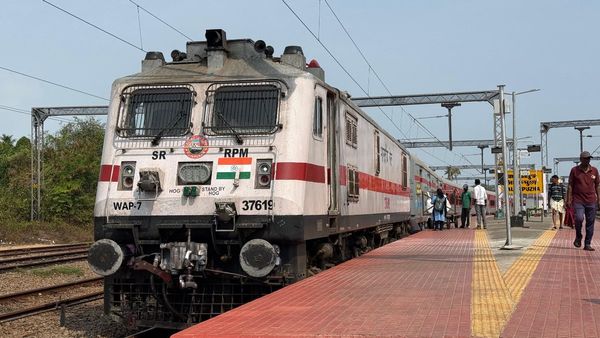 బెంగళూరుకు ప్రత్యేక రైళ్లు- ఏపీలో హాల్ట్ స్టేషన్లు