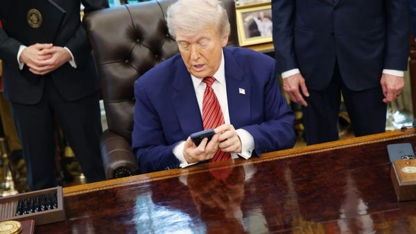 ట్రంప్ పర్సనల్ మొబైల్ నంబర్ కావాలా..? అయితే ఇలా చేయాలట..!!