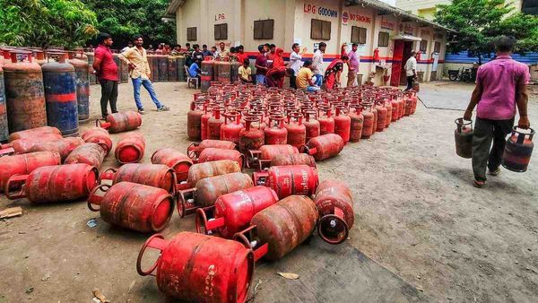 లబ్దిదారులకు రెండు ఉచిత వంటగ్యాస్ సిలిండర్లు, రూ. 2,500 రీఛార్జ్ రేషన్ కార్డ్