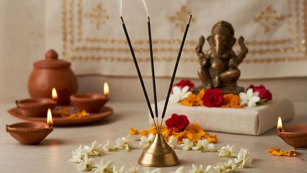 వాస్తు శాస్త్రం ప్రకారం దేవుడికి ఎన్ని అగరుబత్తీలు వెలిగించాలి?