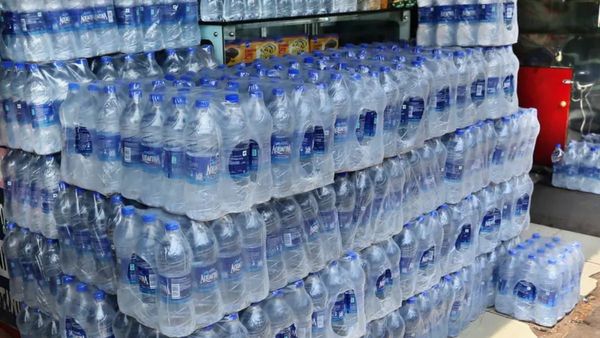 వాటర్ బాటిల్స్ ను తాకిన వార్ హీట్. మంచినీళ్లూ కొనలేమా?