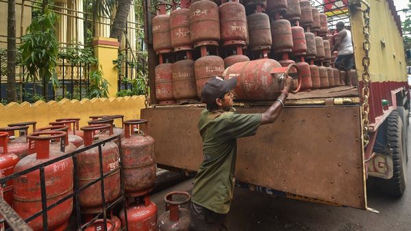 5 కేజీల సిలిండర్లకూ దిక్కులేదు