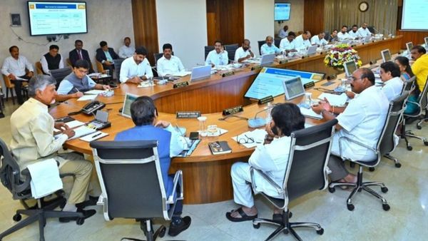 ఉద్యోగులకు గుడ్ న్యూస్, ఫీజల నియంత్రణపై కేబినెట్ కీలక నిర్ణయం..!!