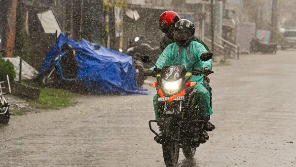 బంగాళాఖాతంపై ఉపరితల ఆవర్తనం: ఏపీలోని ఈ జిల్లాల్లో వర్షాలు