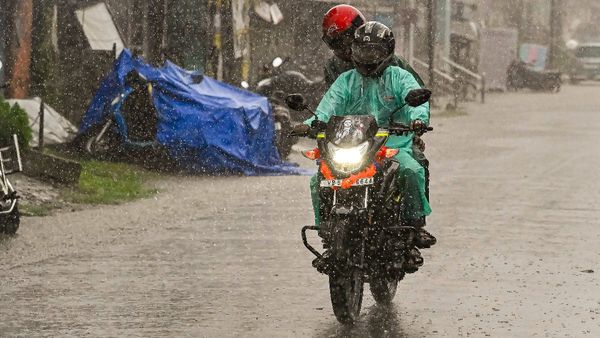 బంగాళాఖాతంపై ద్రోణి- ఏపీలో ఈ జిల్లాల్లో వర్షాలు పడే అవకాశం