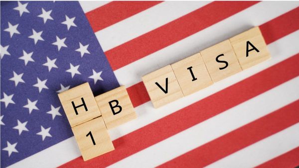 H1B: మూడేళ్ల పాటు వీసాలు బంద్? సంచలన బిల్లు