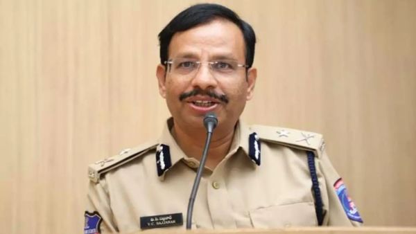 బైక్ పై ప్రయాణం.. 4 ఏళ్ల పిల్లలకూ తప్పనిసరిగా హెల్మెట్: సీపీ సజ్జనార్ వార్నింగ్