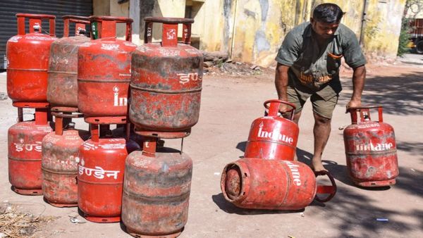 కొరత వేళ గ్యాస్ బుకింగ్‌లపై కొత్త పరిమితి, ఇక నుంచి...!!