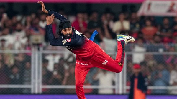 కృనాల్ పాండ్యా విసిరేసే బంతులను ముంబై బ్యాటర్లు ఎలా ఫేస్ చేస్తారో..!!
