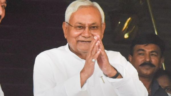 సీఎం పదవికి నితీష్ రాజీనామా- మంత్రి మండలి రద్దు: ఫేర్ వెల్ స్పీచ్ లో హైడ్రామా