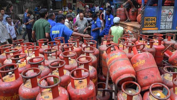 పేలిన ధరల బాంబు- ఒక్కో సిలిండర్ పై రూ. 195.50 పెంపు