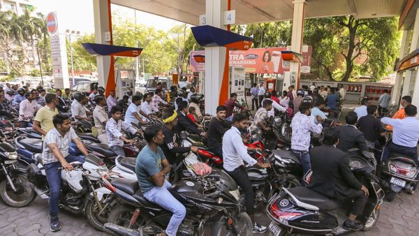 ఫ్రీ పెట్రోల్.. ఎగబడుతున్న జనం