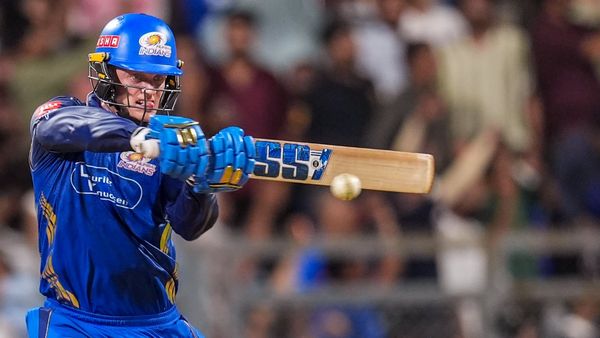 MI vs SRH: సన్‌రైజర్స్ బౌలింగ్ ను చెడా మడా ఉతికేశాడు.. సుడిగాలి సెంచరీ