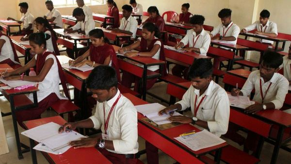 పదో తరగతి పరీక్షల్లో పొరపాట్లు, ఆ రెండు సబ్జెక్టుల్లో మార్కుల యాడింగ్..ఇలా..!!