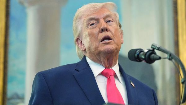 అడకత్తెరలో ట్రంప్- ప్రజల ముందుకు 