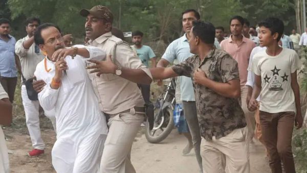 Video: పోలింగ్ బూత్ లోనే చితకబాదారు, పరిగెత్తించి కొట్టిన కార్యకర్తలు