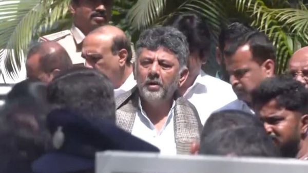 హుటాహుటిన గవర్నర్ తో డీకే శివకుమార్ భేటీ: ప్రమాణ స్వీకారం తేదీ మార్పు వెనుక