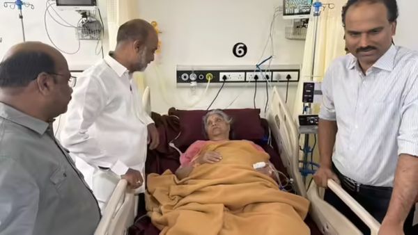 తీవ్ర అస్వస్థతతో ఆస్పత్రిలో బండి సంజయ్ తల్లి..కేంద్రమంత్రికి పెద్ద కష్టం!