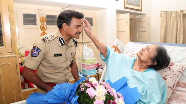 తల్లి కోరిక నెరవేర్చిన తెలంగాణ డీజీపీ సీవీ ఆనంద్-ఎమోషనల్ ట్వీట్..!