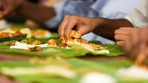 వాస్తు ప్రకారం మంచంపై కూర్చుని తింటే వీటిని ఆహ్వానించినట్లే
