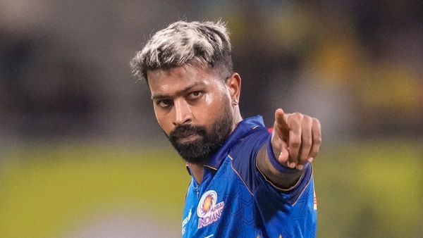 కేప్టెన్ సాబ్ కు ముంబై ఇండియన్స్ తో చెడిందా- అన్ ఫాలో కొట్టిన హార్దిక్ పాండ్యా?