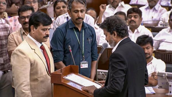 విజయ్ బల పరీక్ష వేళ హైకోర్టు బిగ్ షాక్, వాట్ నెక్స్ట్...!!