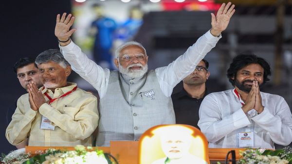చంద్రబాబు, పవన్ నివాసాలకు మోదీ- చిరంజీవికి పిలుపు..అనూహ్య నిర్ణయం..!!