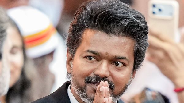 విజయ్ విజయానికి ఏకంగా ఆ దేశాధ్యక్షుడే అబ్బురపడ్డాడు: విషెస్