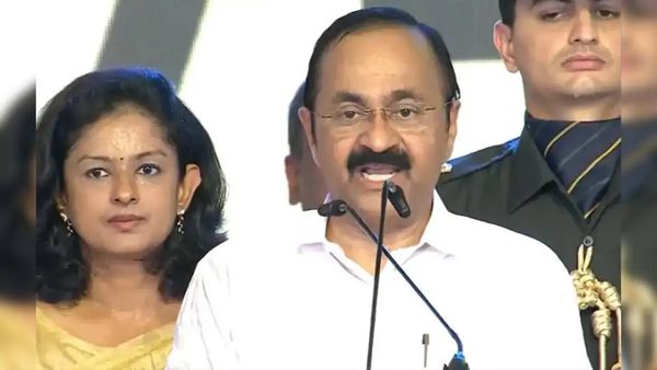 కేరళం సీఎం తొలి నిర్ణయాలు..! ఆశా వర్కర్లకు 3 వేలు పెంపు, ఉచిత బస్సు సహా ..!