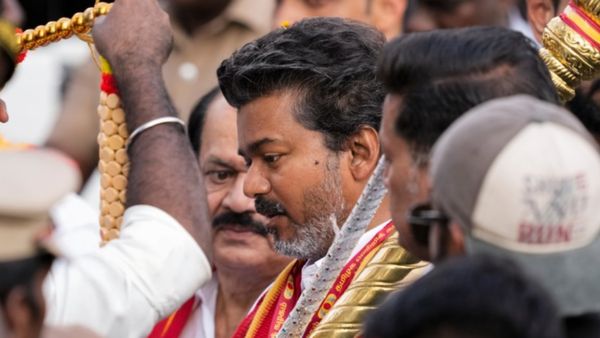 వార్నీ.. గొంతు కోసుకున్న విజయ్ ఫ్యాన్