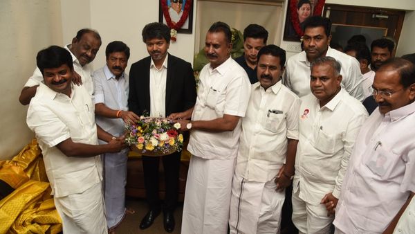 AIADMK ఆఫీసుకు విజయ్- బలపరీక్ష వేళ రెబెల్స్ తో..!